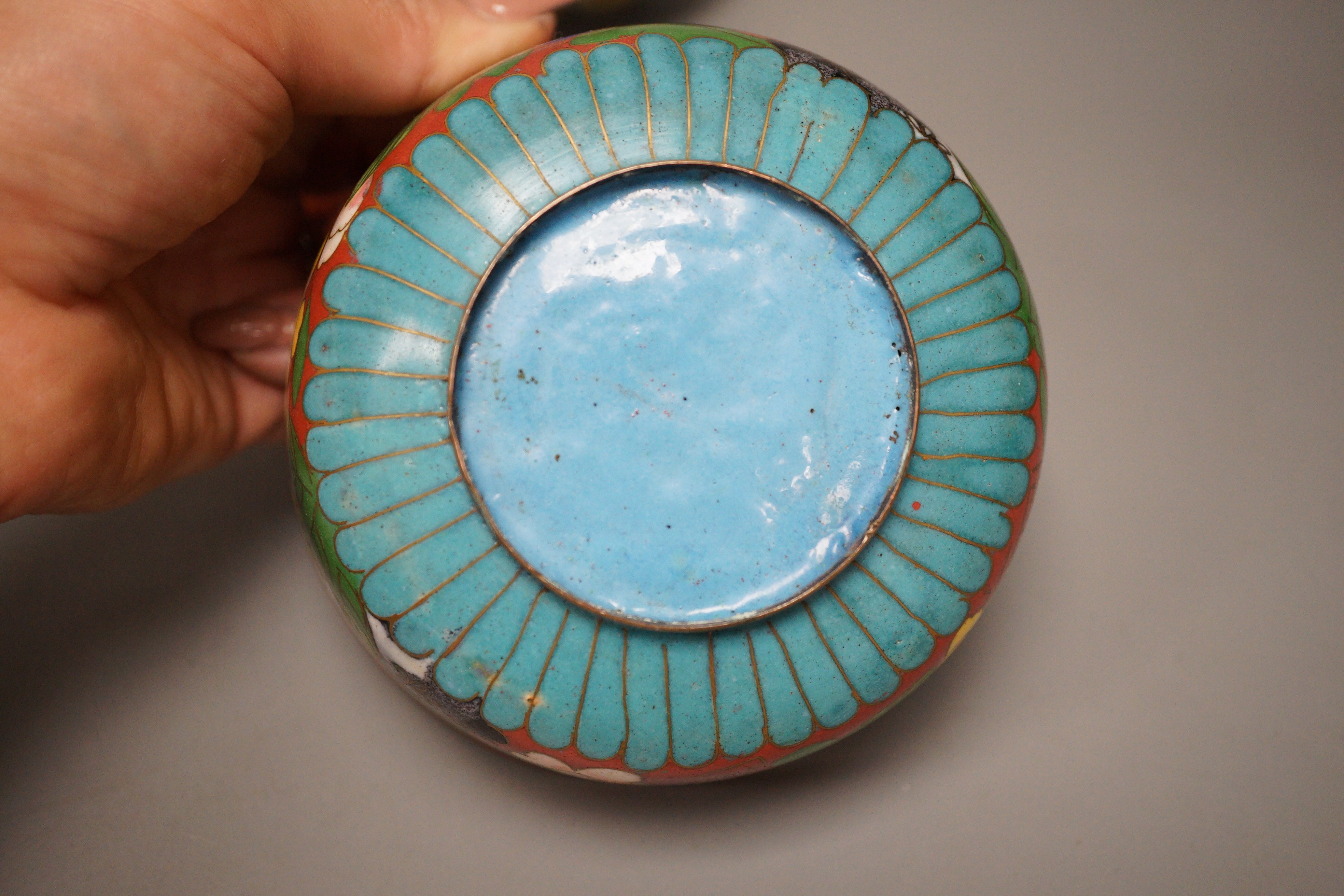 A group of Chinese cloisonné enamel and Guangzhou enamel wares, tallest 19cm